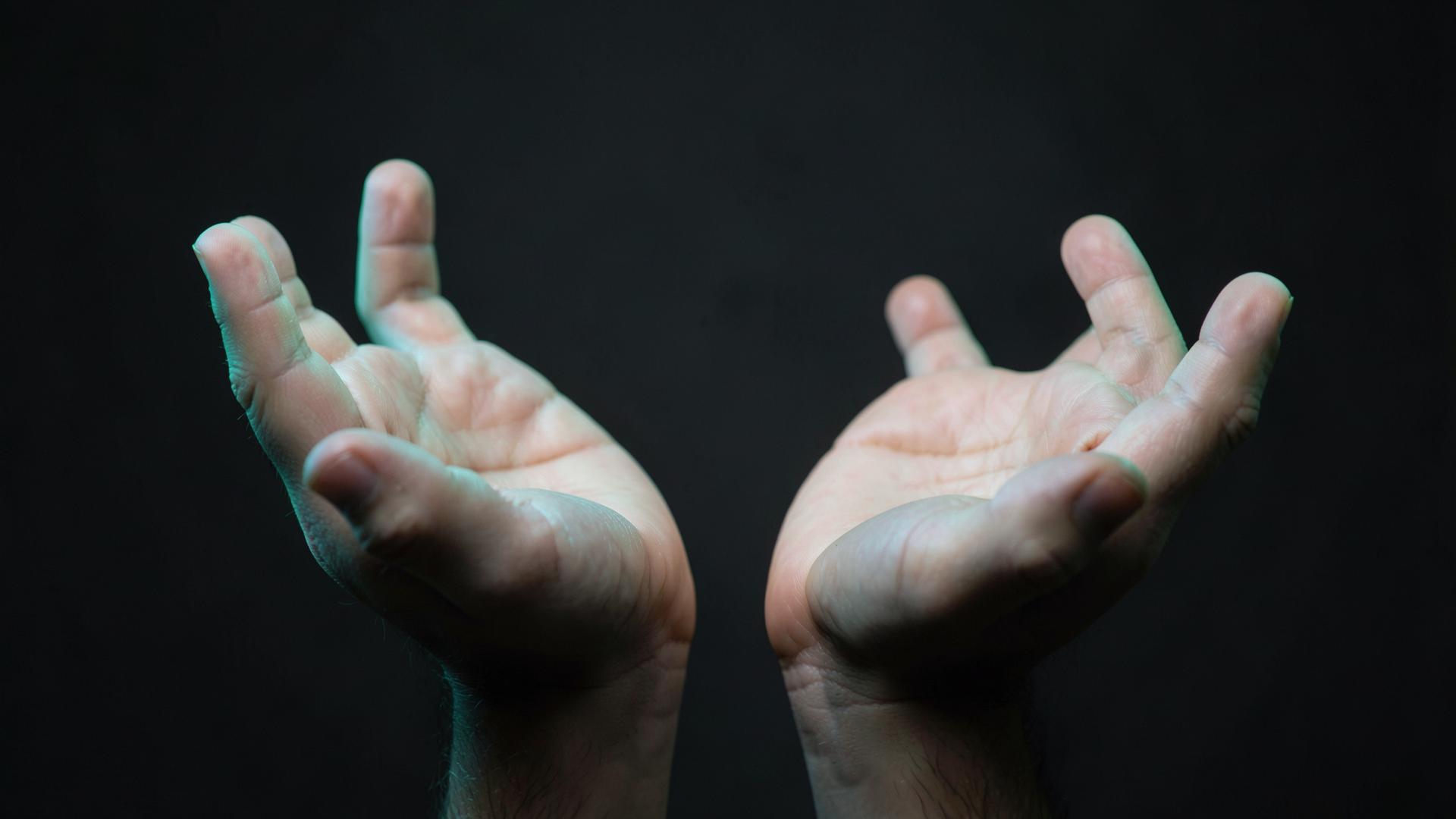Mãos abertas, gesto de confiança